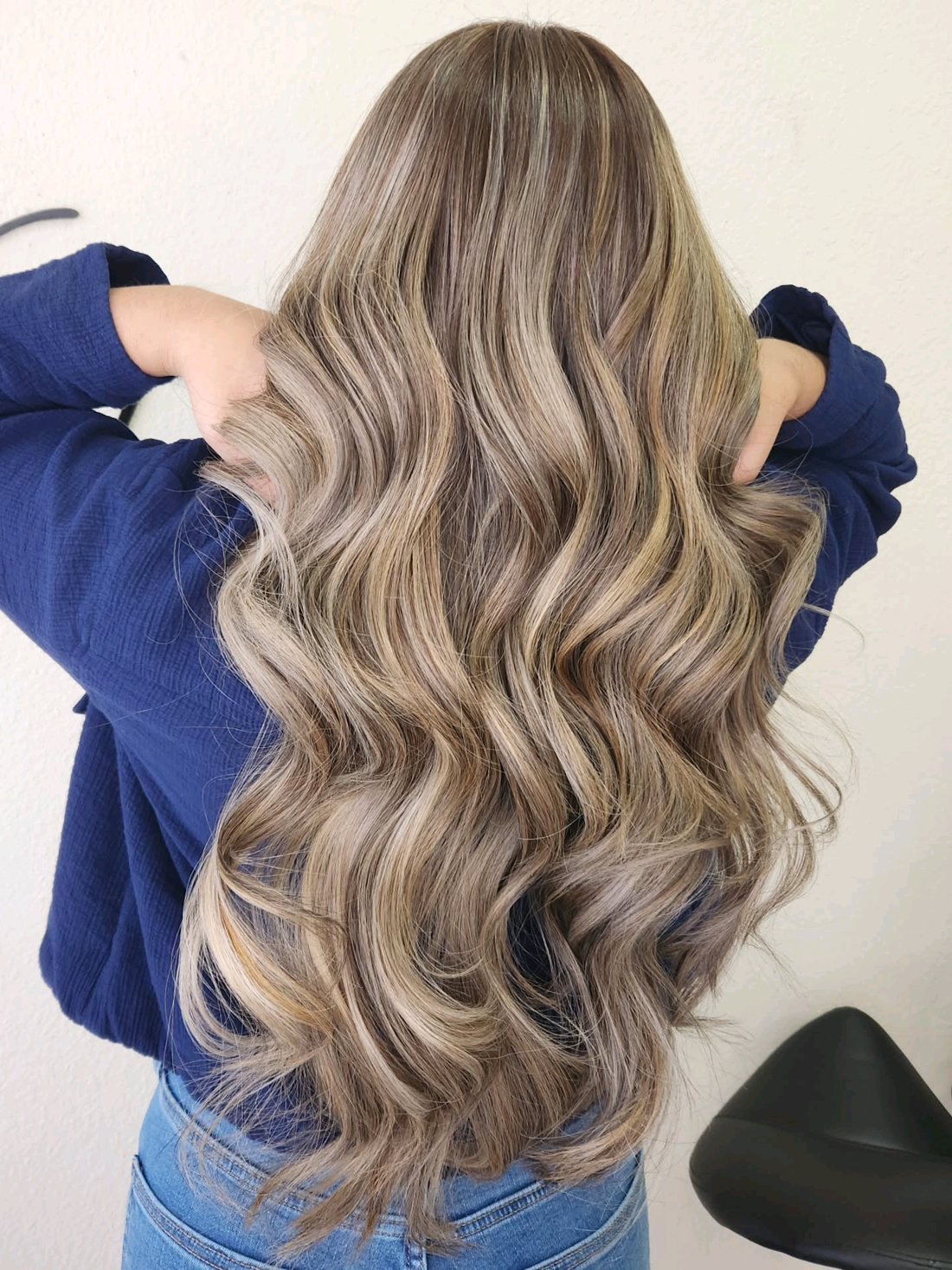 Back view of long blonde waves